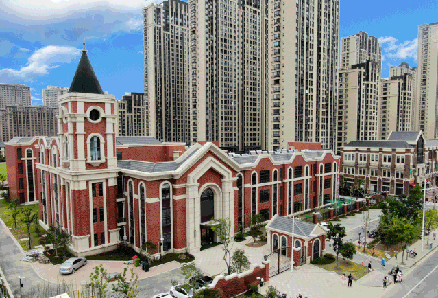 公元壹号幼儿园,雅立福国际幼儿园,兵希小学,晨曦中学都在家门口,小孩