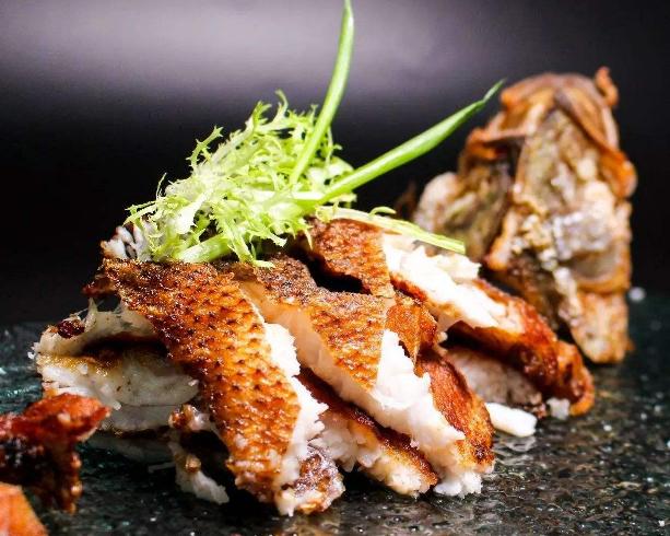 招牌手撕鲈鱼炸鲈鱼时油温一定要高否则容易发粘炸不成形