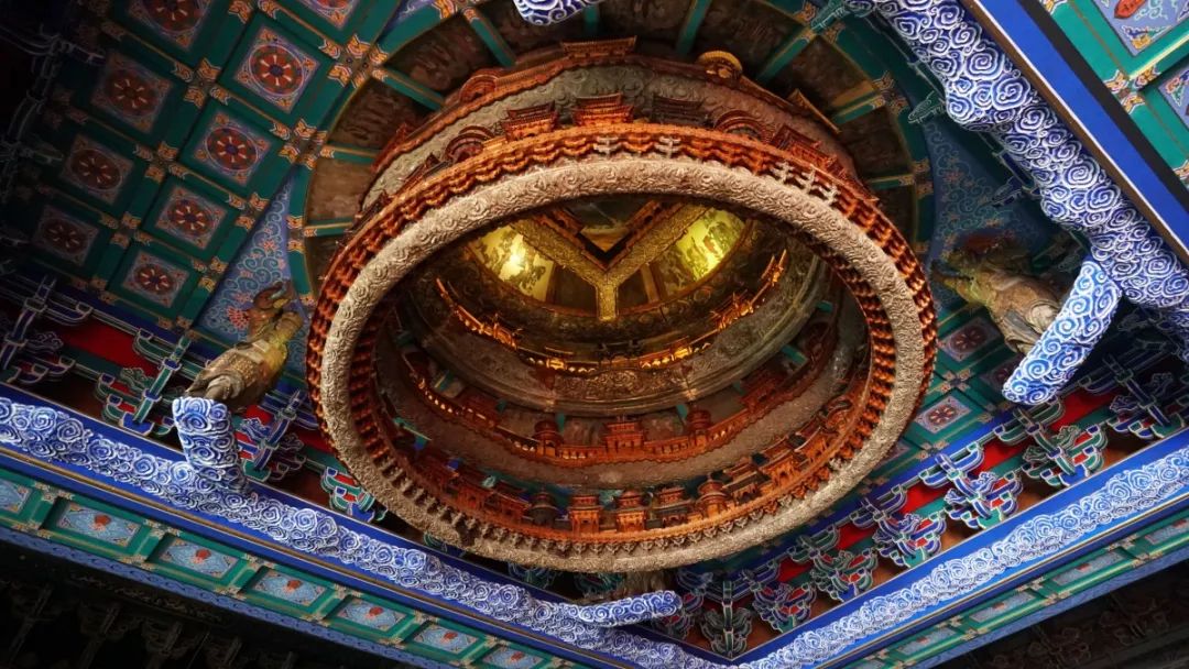 它的每一处细节都相当精美,共分上下六层,每层圆形主框架上均细雕云纹