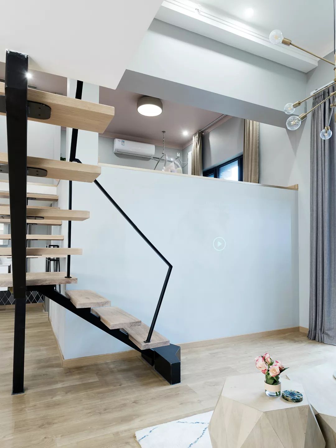 层高太低憋得慌,北京夫妻把天花板改大吊床,150㎡loft逆袭成网红房!