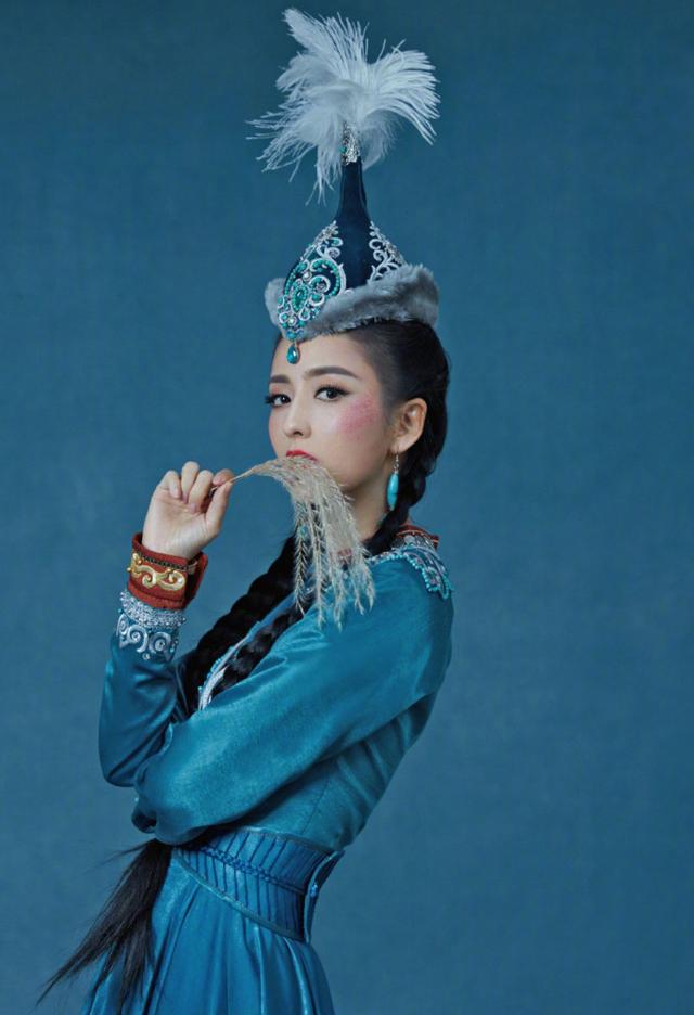 佟丽娅民族风造型"翻车"!脸上两团高原红太扎眼,又土又老气