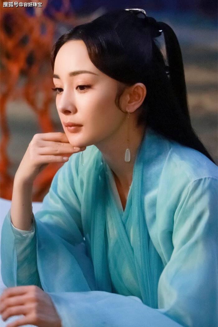 杨幂红毯造型再引关注,似乎看到了三生三世中白浅温婉如玉的感觉