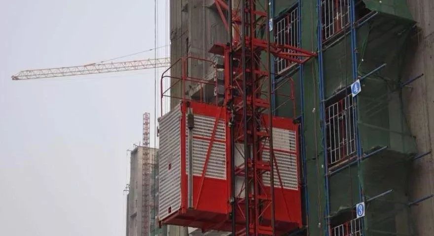 1,施工外用电梯安装和拆卸工作必须由取得建设行政主管部门颁发的拆装