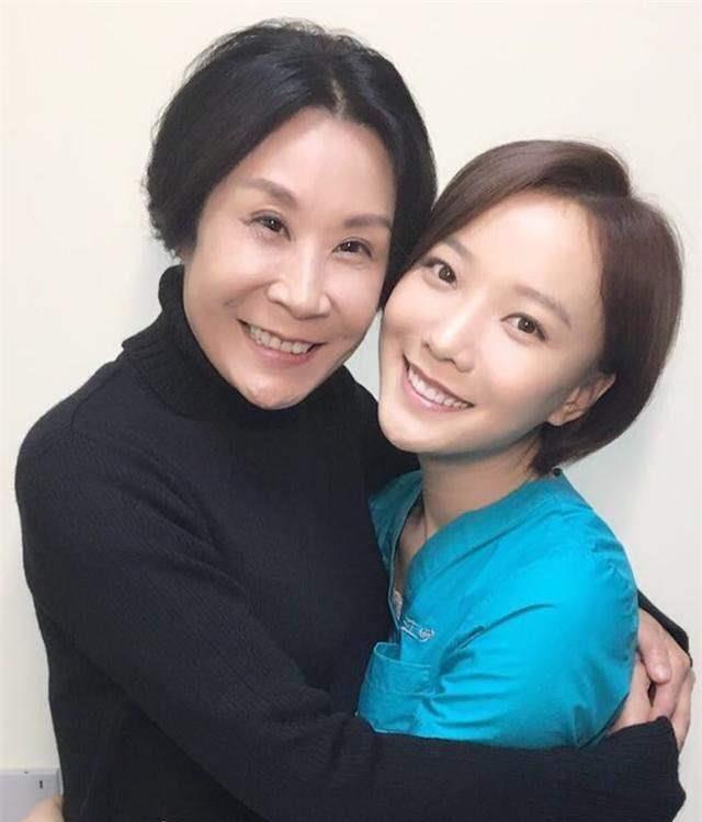 62岁苏小明近照丈夫是法国人女儿长得像极了妈妈