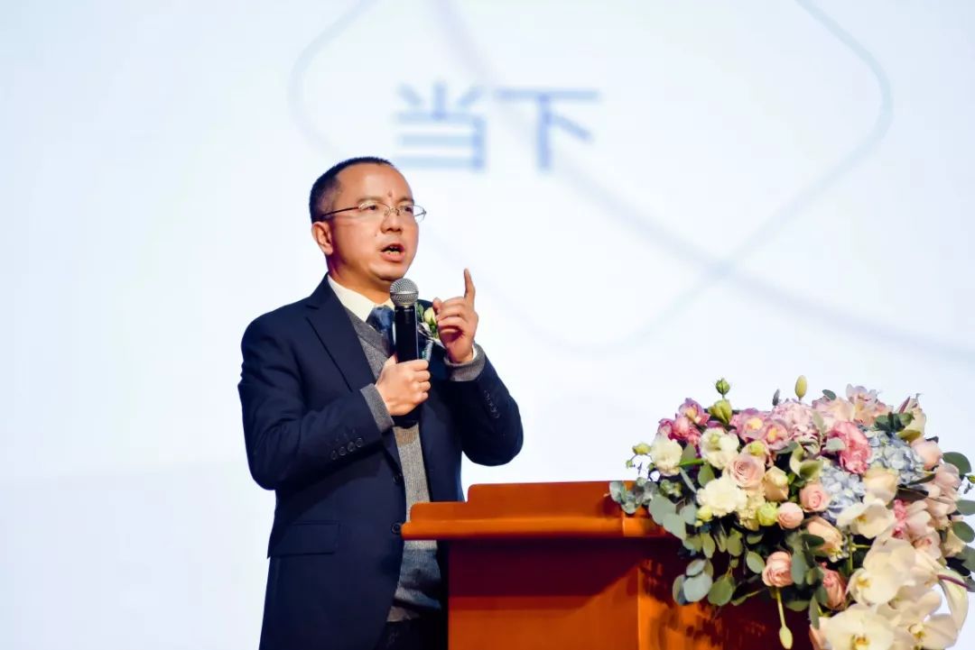 成都市教育学会会长王志坚在致辞中说到,家长作为孩子的终身教师,有着