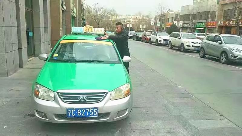 陈茹飞和往常一样,忙碌地接送着乘客,当出租车行驶至吴忠汽车站附近