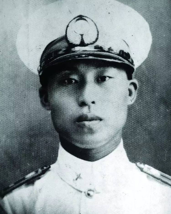 高志航,原名高铭久,辽宁通化(今吉林通化)人.