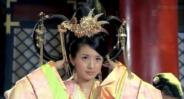 《文成公主》剧中曹颖饰演文成公主李雪雁,美丽善良,聪颖过人,才貌双