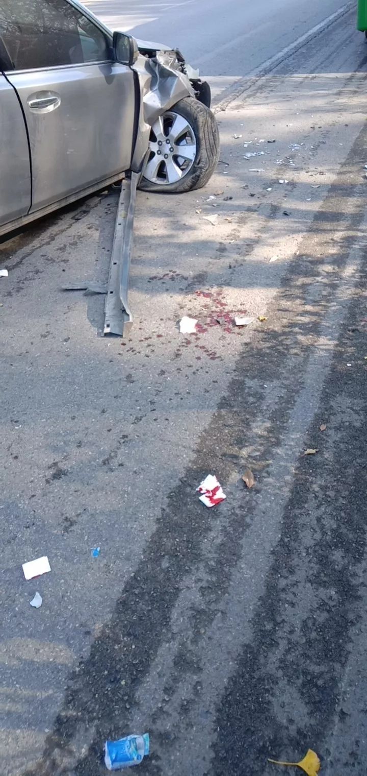 现场图片:视频二:车祸现场血迹斑斑视频一:车祸现场,公交车开进花坛