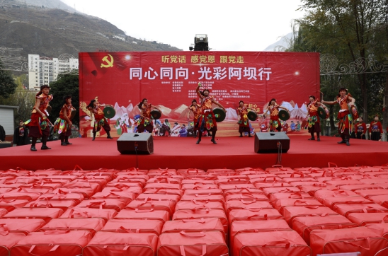 在当地负责人的陪同下,四川唐古拉风艺术团党支部书记李进带领团队到