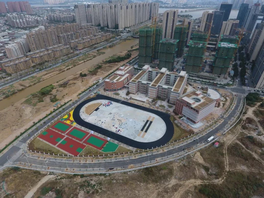 高新区实验小学建设接近尾声,建平路的通车,实现了校园周边道路连通