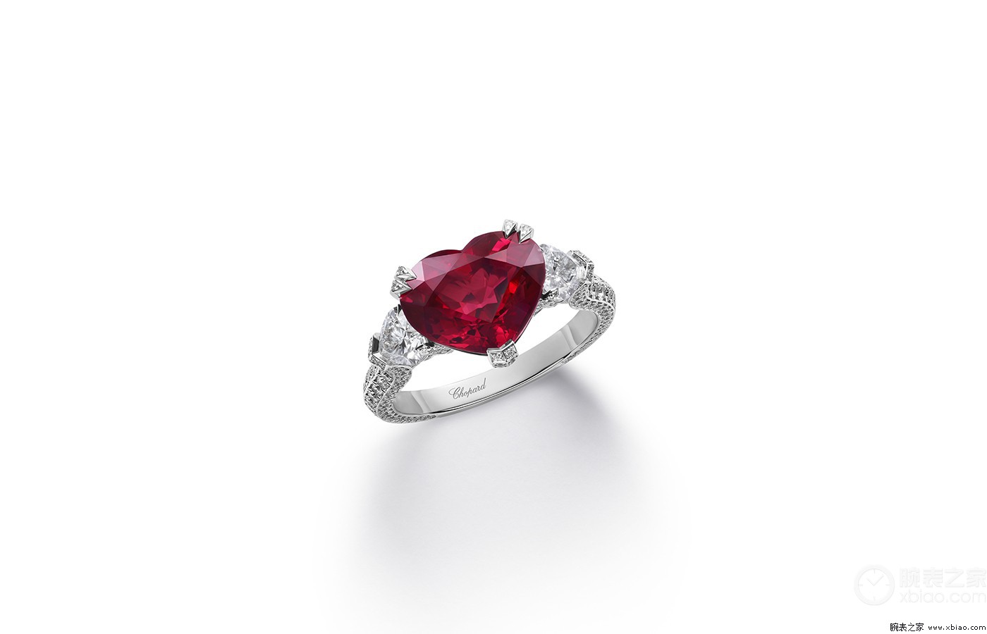 scheufele)的素描本中,承载着她对chopard萧邦高级珠宝与红宝石的瑰丽