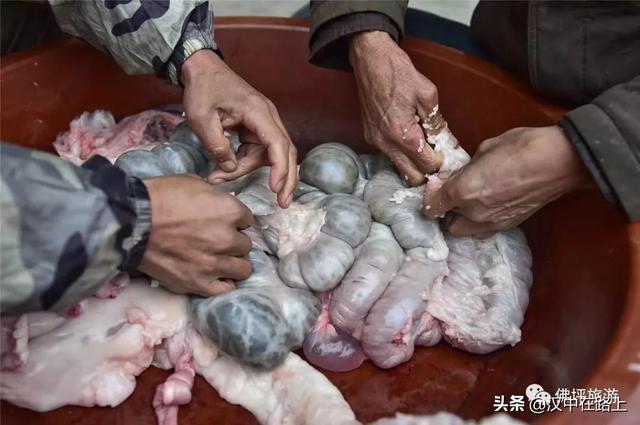 一部分将被主人用来招待客人,做出年猪饭,以猪为主,用猪肉以及内脏等