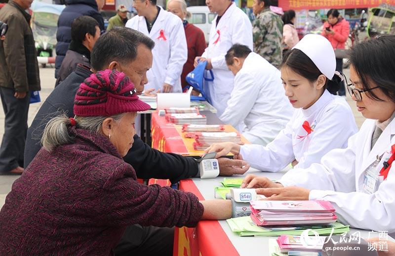 大新县开展社区动员同防艾健康中国我先行活动