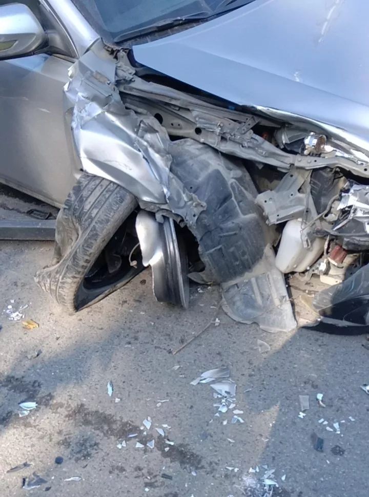 现场图片:视频二:车祸现场血迹斑斑视频一:车祸现场,公交车开进花坛