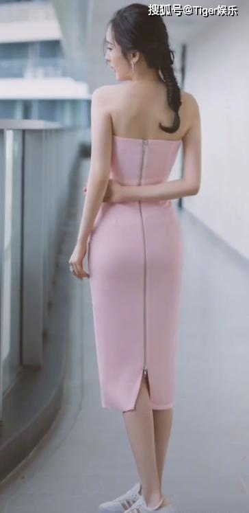 杨幂变身粉红少女大秀身材侧身角度谁扛得住啊