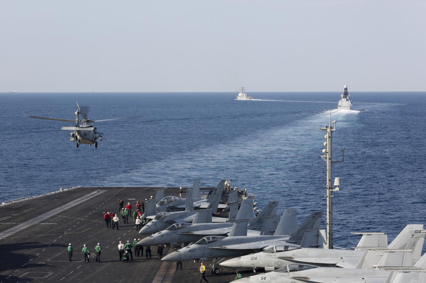 林肯号航母上的舰载机近期由于美国的"良苦用心",伊朗正面临着内忧