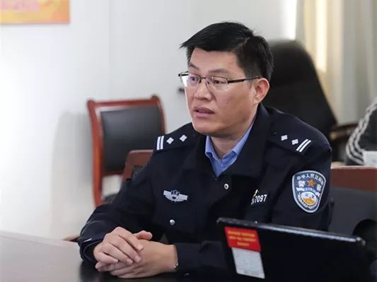 交通违法的视频,交警大队教导员管新民要求外卖企业负责人高度重视