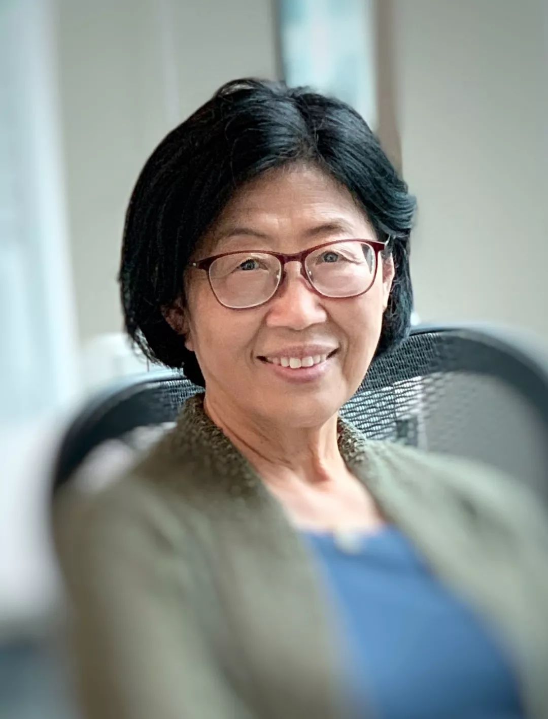 郑蓉上海人 毕业于上海师范大学艺术系大专班1986年赴意大利米兰,毕业