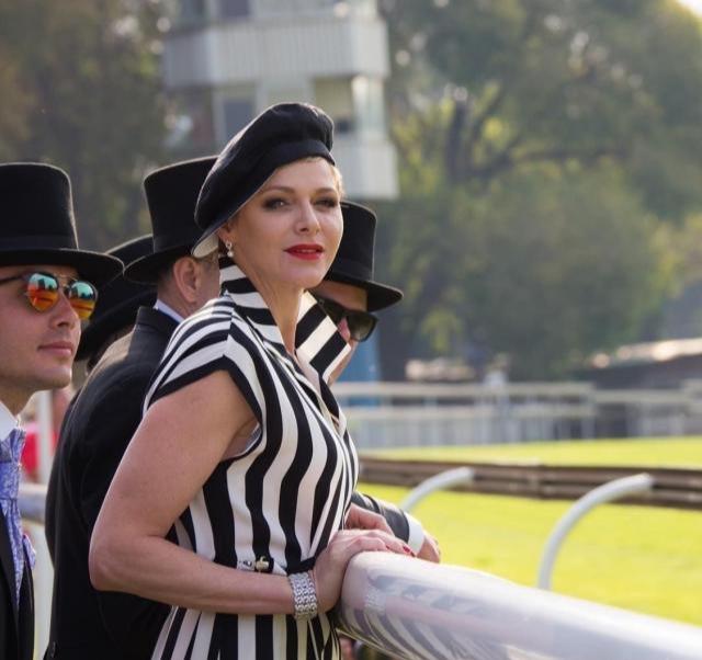 摩纳哥王妃夏琳的优雅时刻:复古装扮最华丽,年轻时颜值巅峰