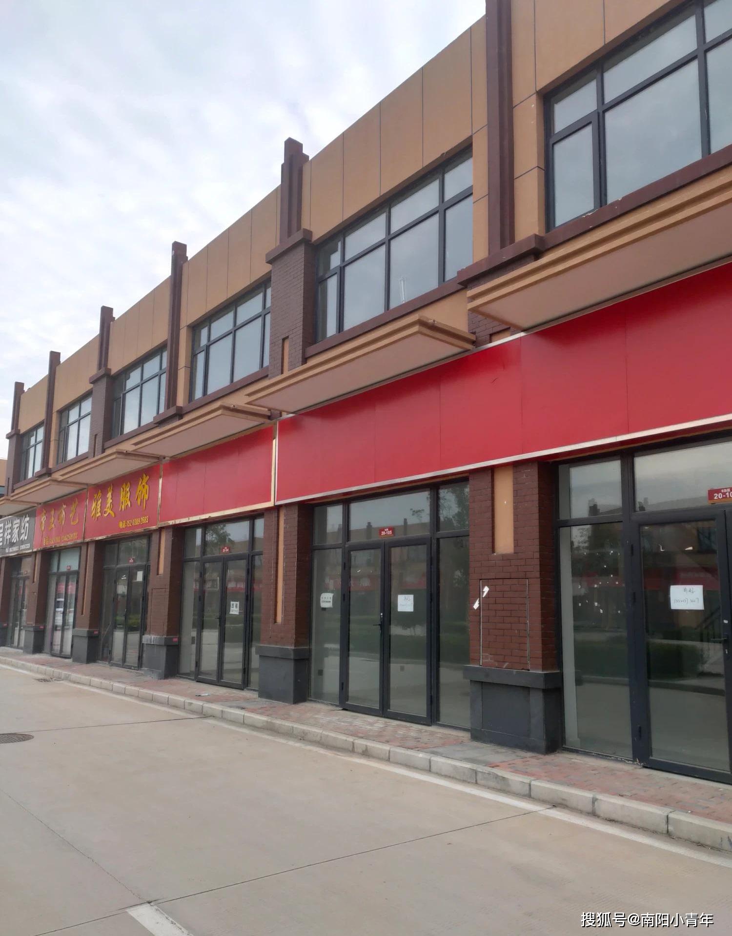 实拍南阳华耀城空无一人大量门店贴着转让