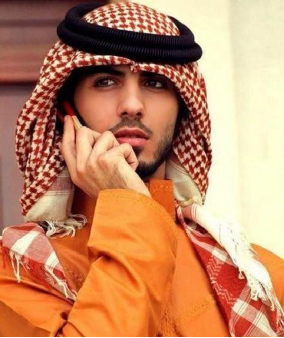 他叫omar borkan al gala(奥马尔·布尔坎·阿加拉),根据阿拉伯报纸