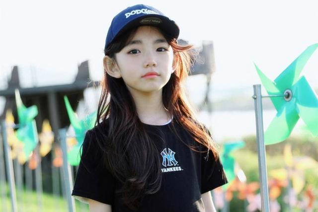 韩国人气童模6岁开始化妆有望成为模特的女孩却再也长不高了