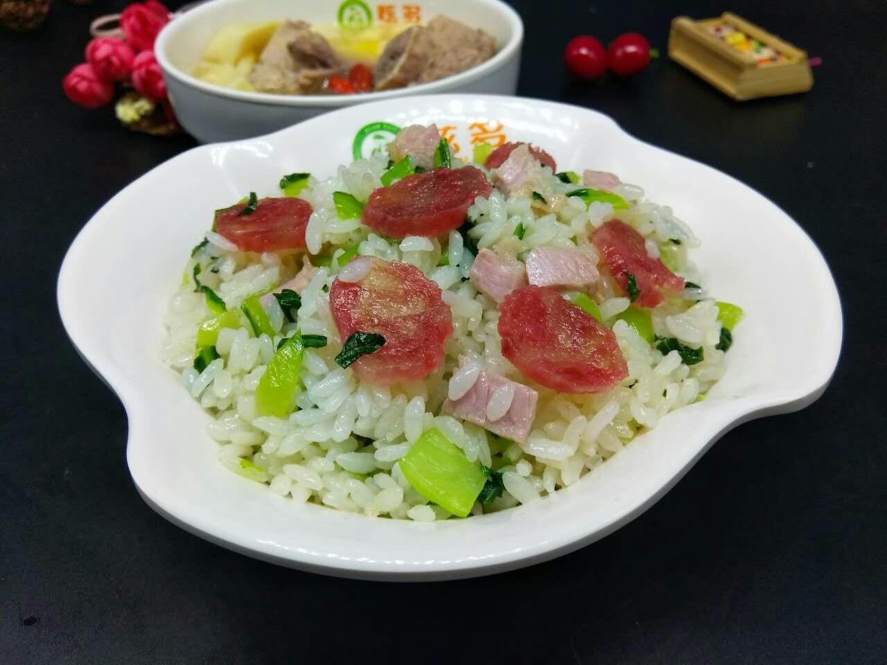 学校周边,医院周边,宿舍旁边家家咸肉菜饭骨头汤店生意都是络绎不绝