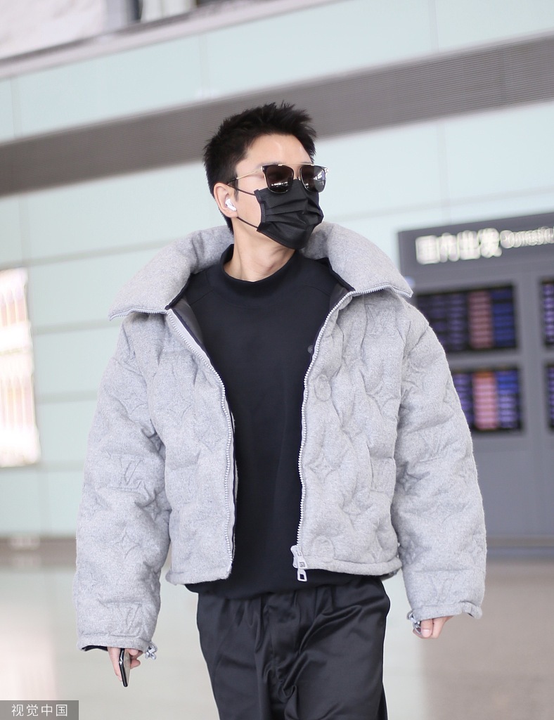 贾乃亮宣布离婚后首现身机场 包裹严实一言不发