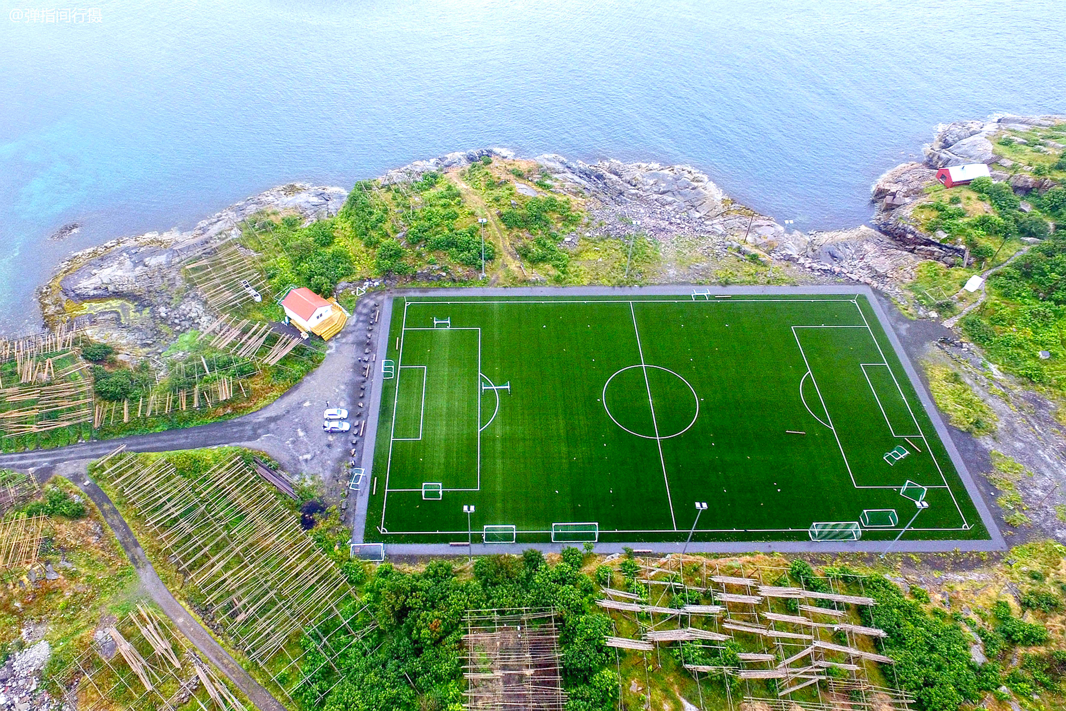 原创挪威有座绝美足球场建在北极圈里的小岛上俯瞰像外星人的造物