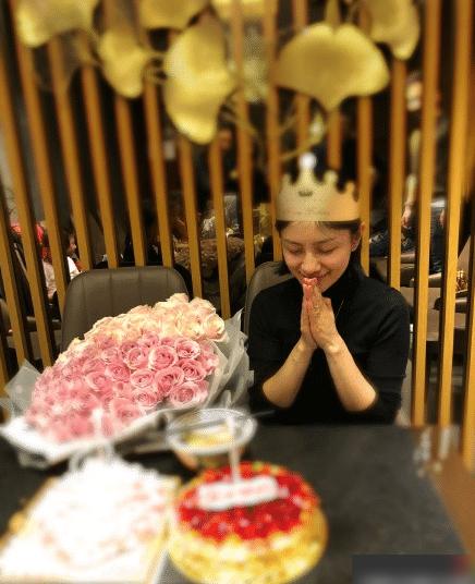 胡可庆生,沙溢晒两口子沙滩土味合照,幸好胡可颜值抗打_生日