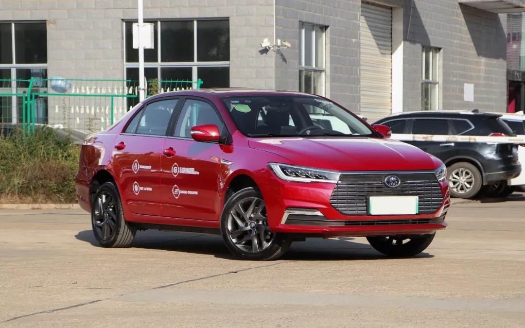 离地间隙:170mm比亚迪秦ev都说宝骏e200是穿梭在城市中的"小精灵"