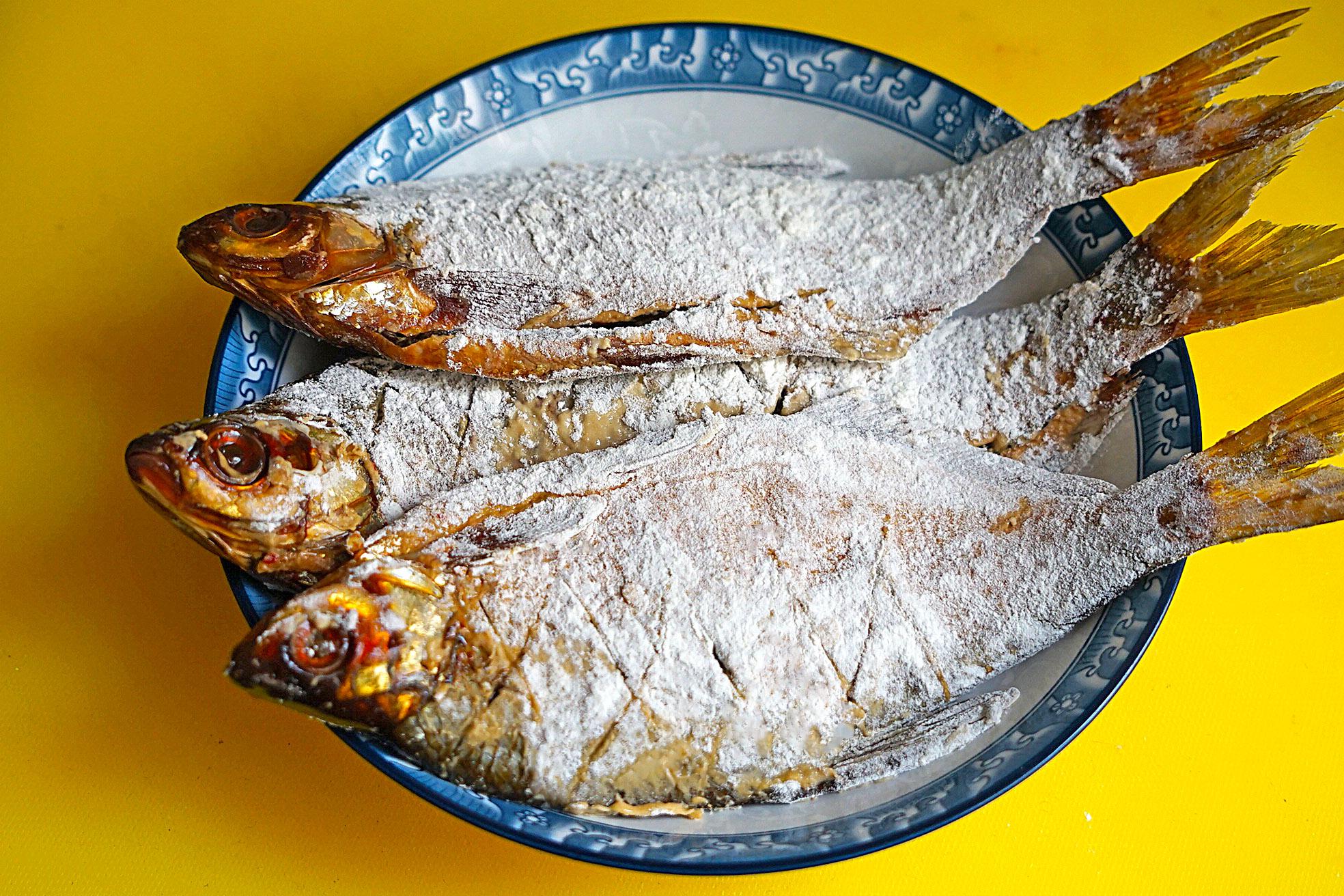 这噘嘴鱼才7块钱一斤若是红烧我从不直接下锅煎多一步更香