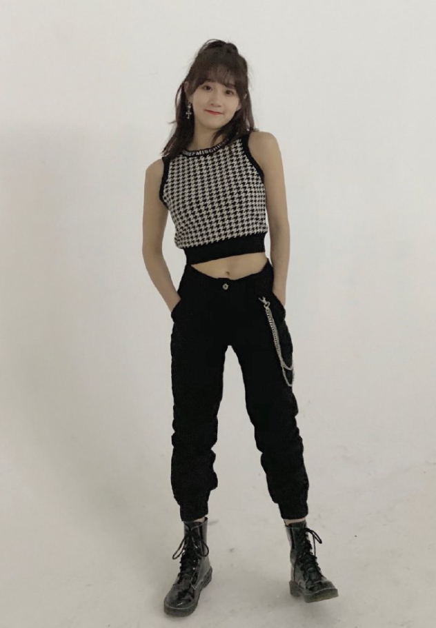 都展现出了李子璇的好身材,减肥成功后她还真是很迷人了