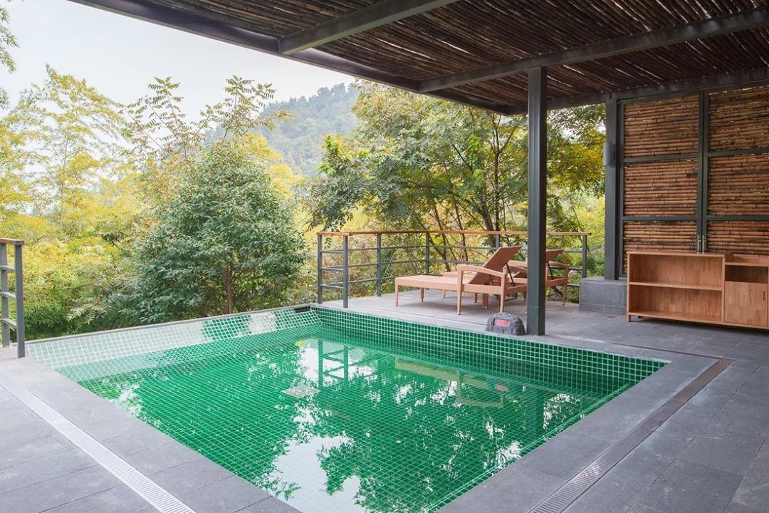 坐拥2500亩森野云顶温泉树屋别墅躺看山峦与冬雪