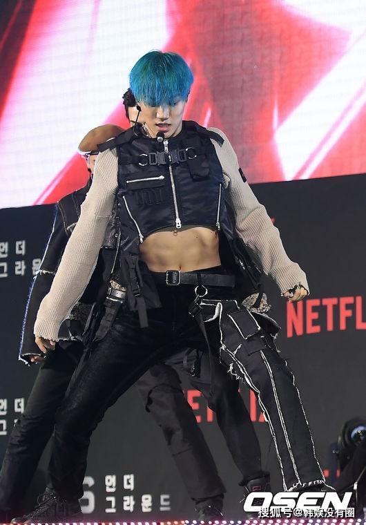 原创exo kai露腹装展示新曲舞台,大秀性感腹肌,结实大腿