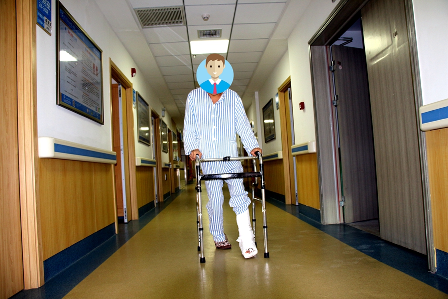 郑之和教授工作时特别投入.儿麻后遗症患者纷纷来到长航东院求治.