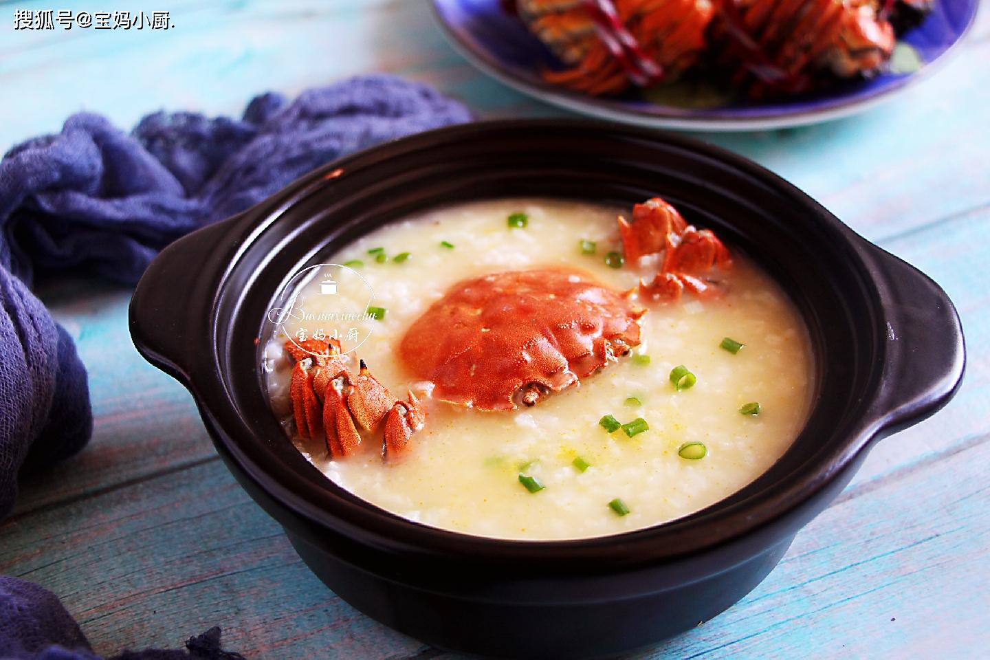 为了拍照好看,做好后的螃蟹粥我盛入了小锅,真是诱人
