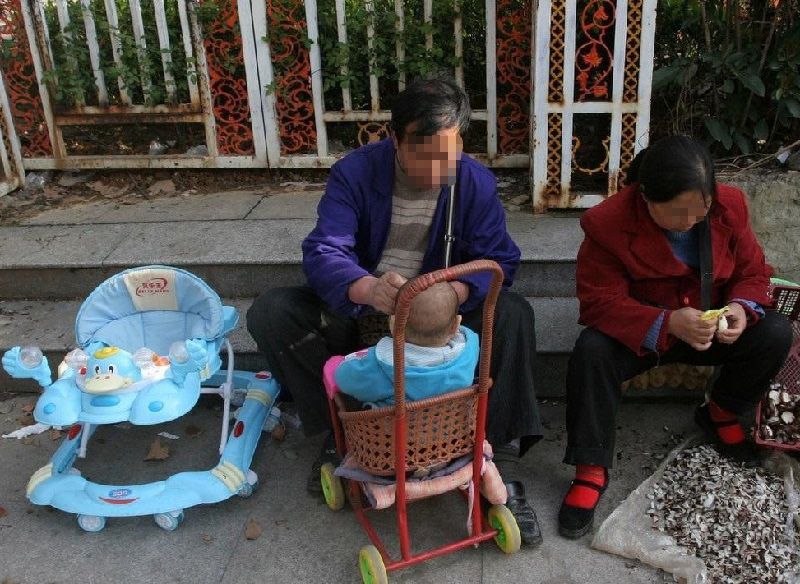 老两口为了减轻孩子的压力,选择放弃自己的老年生活,去大城市帮儿子