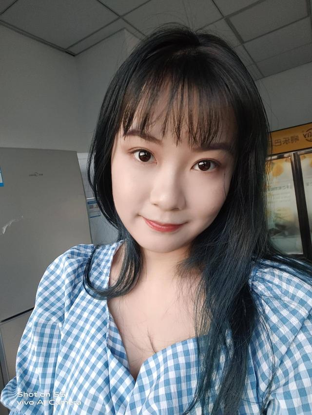 颜值手感美颜自拍女生在购机时这三要素缺一不可