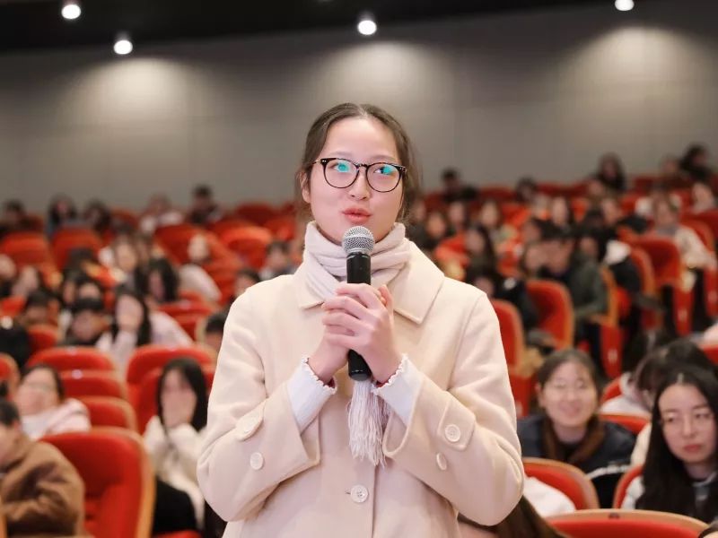 长阳小学张圆圆老师现学现用和大家分享着讲座中讲到的一种方法,如"线