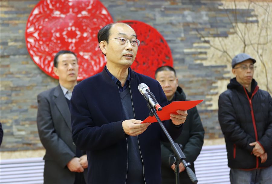 王聿发发言人文科学系主任王聿发代表校内摄影爱好者发言.