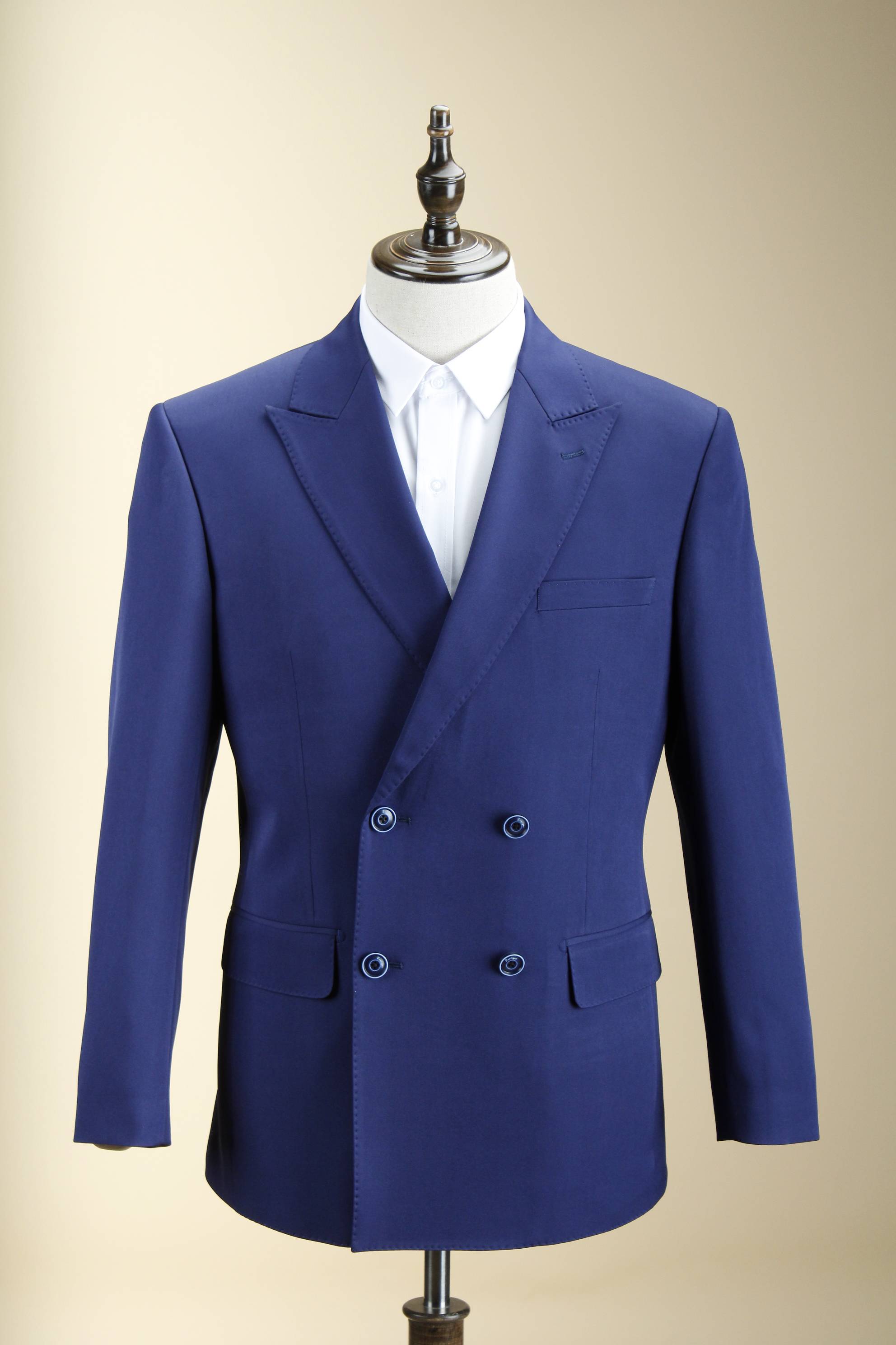 男士衣橱里的必备:双排两粒扣英伦风西服