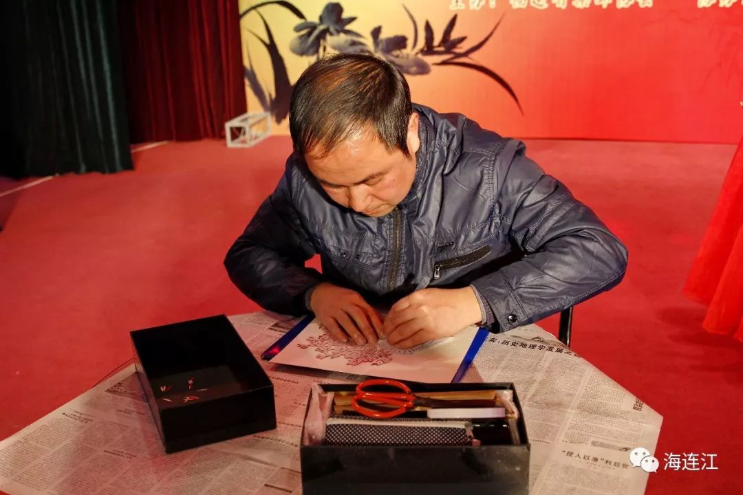 之后,郑永宁逐渐思考三维构成剪纸模式,使它立体起来.