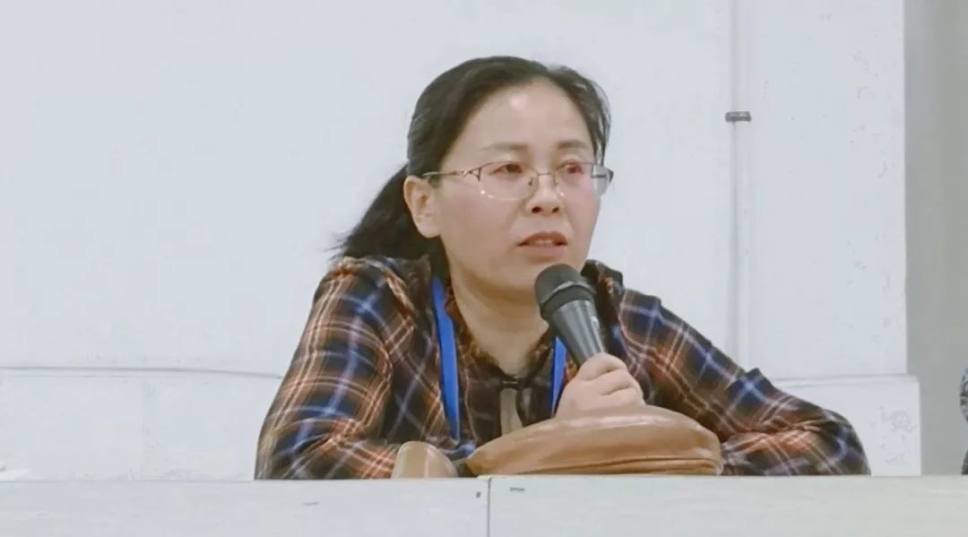 高二(10)班班主任陈美莲老师作了发言.