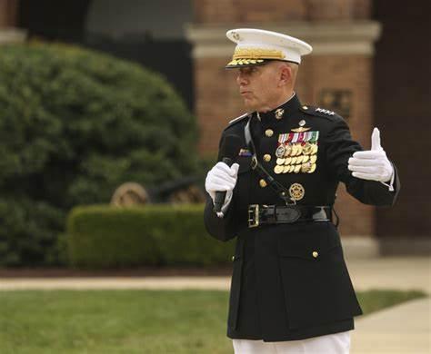 地方大学毕业1981年参军入伍伊拉克阿富汗参战38年当上司令