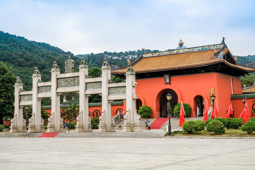 南宁孔庙的庙址初时在今新华街水塔脚附近,公元1227年迁至南宁饭店