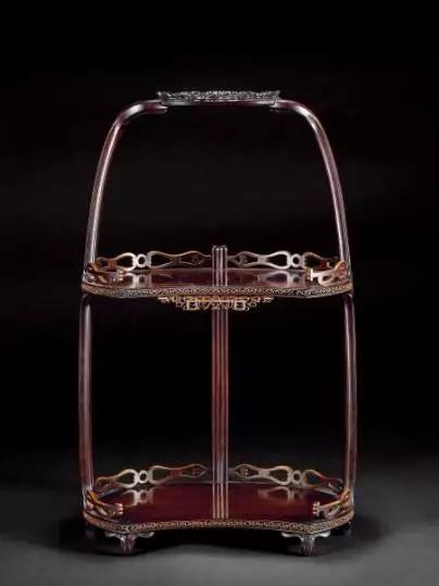 博古架始见于北宋宫廷,官邸;明代时,博古架从大庭,客厅逐步进入内厅和