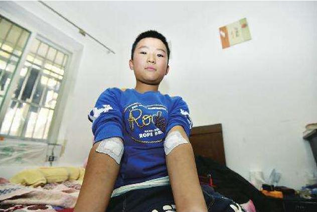 "我是男子汉了!"10岁男孩为捐髓救父,1天吃5顿饭2月增重12斤