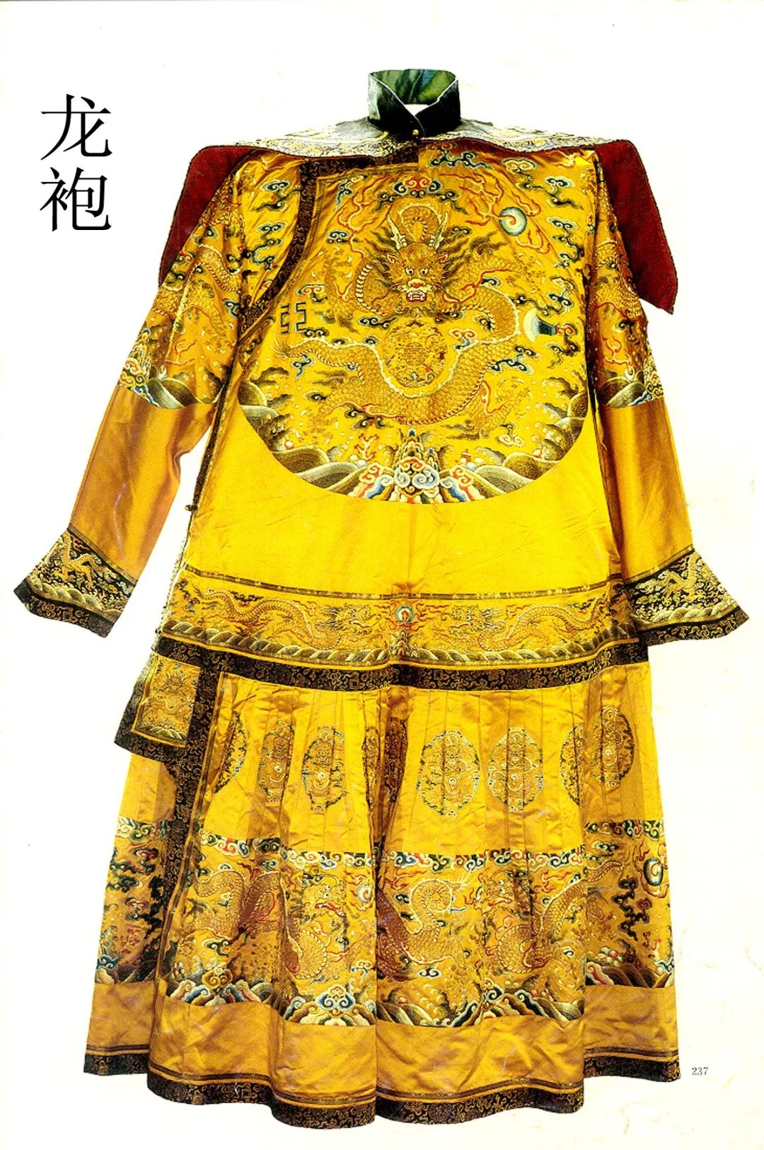 京绣的绣品是富贵精美,充满皇族气派的,那么,清宫廷的"龙袍"更是将